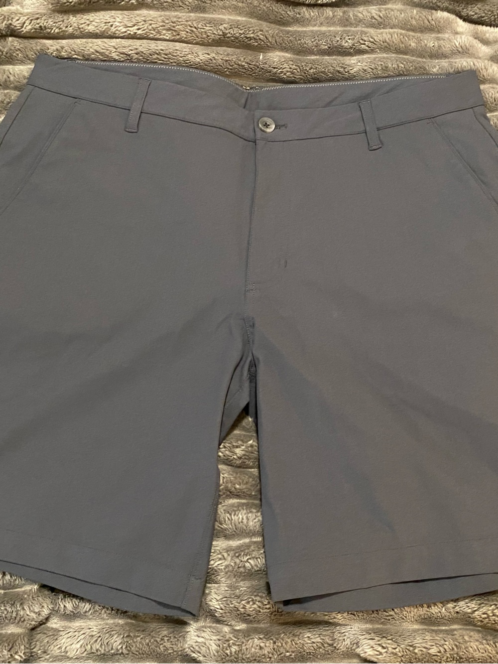 Vuori Men's Flat Front Shorts in Slate Gray